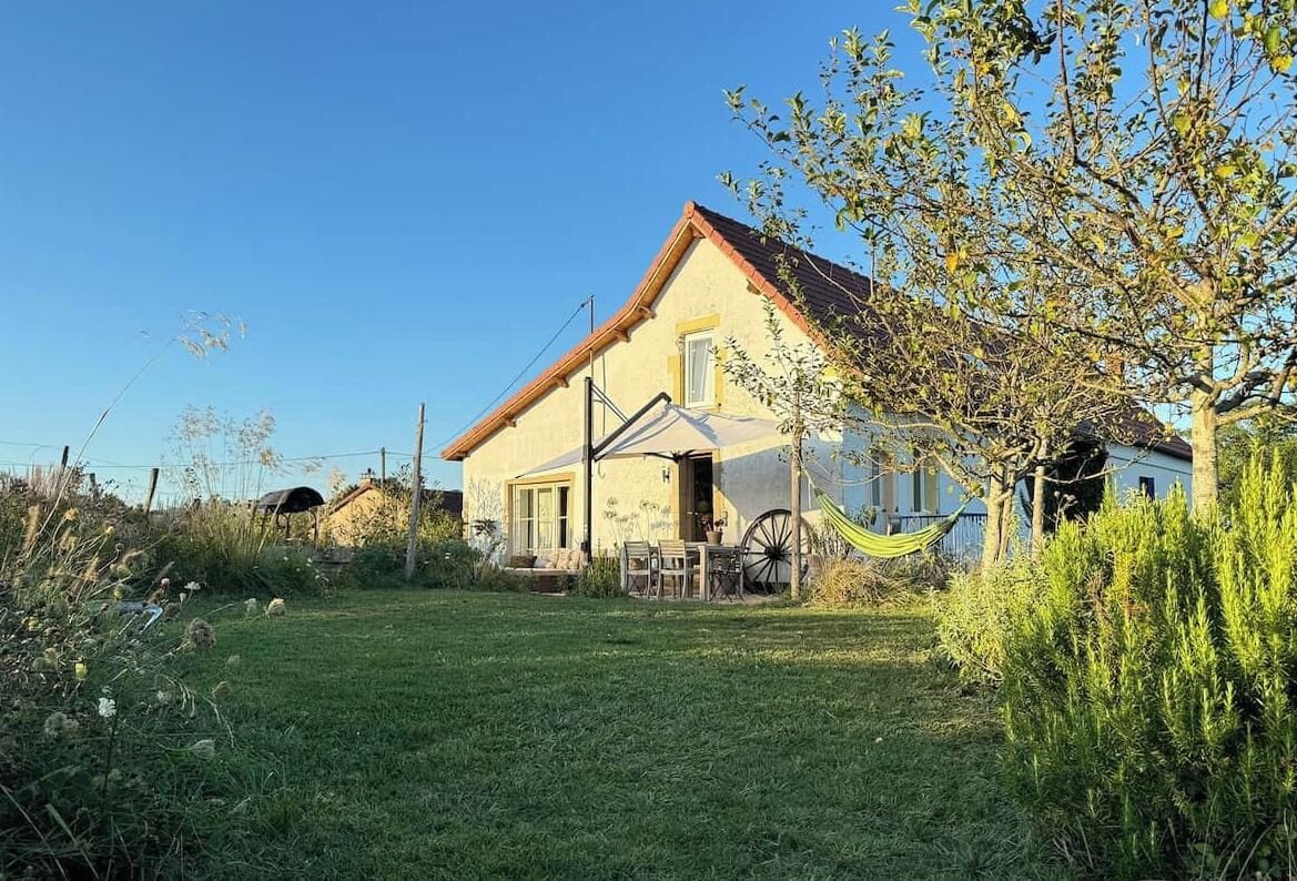 Ein Haus mit Satteldach, einer sichtbaren Haustür und einem kleinen Vordach.