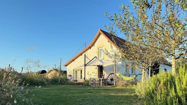 Ein Haus mit Satteldach, einer sichtbaren Haustür und einem kleinen Vordach.