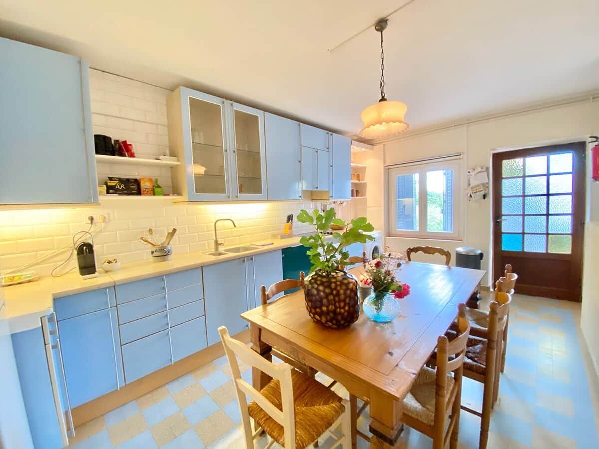 Coffee/tea maker, fridge, oven, stovetop
