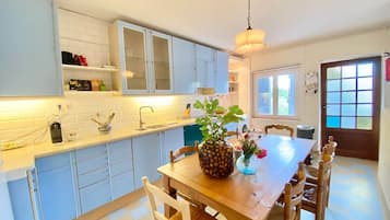 Coffee/tea maker, fridge, oven, stovetop