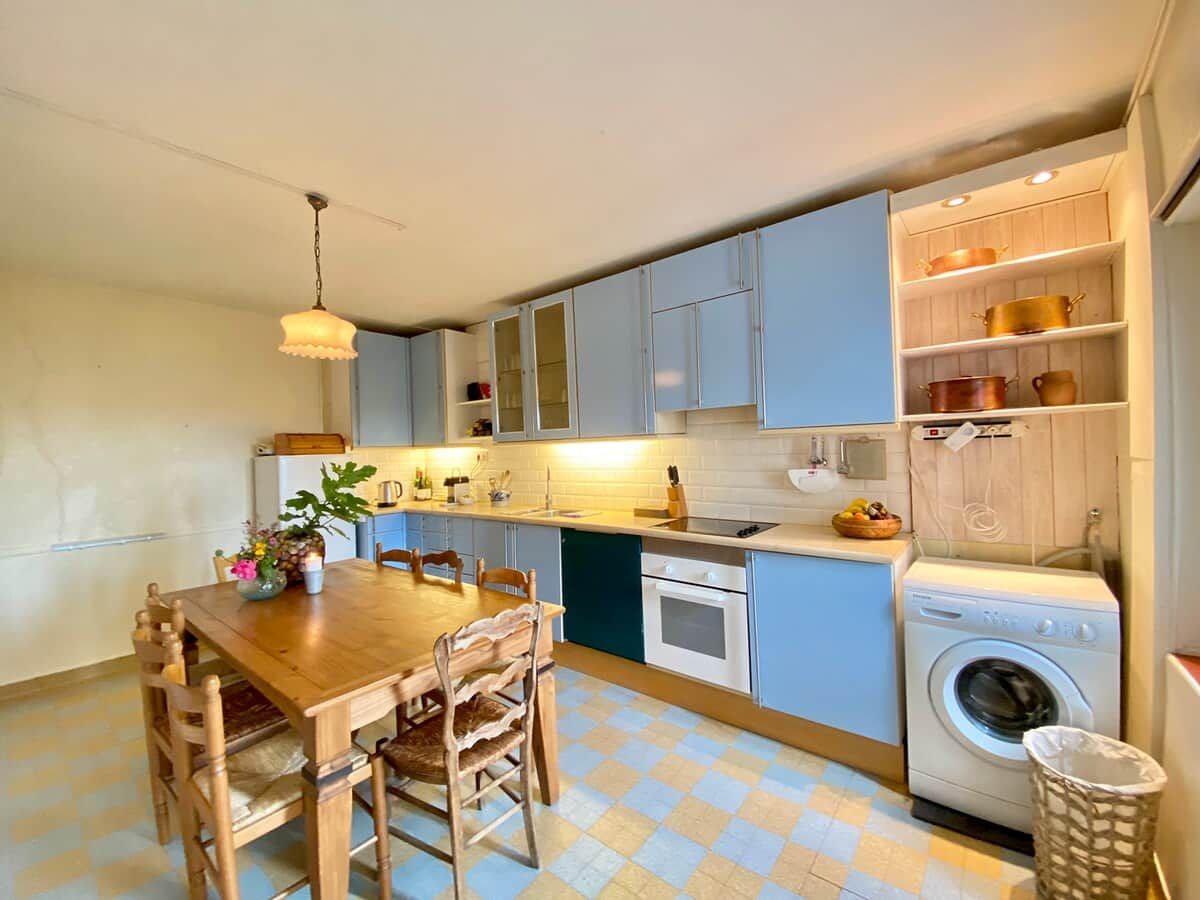 Coffee/tea maker, fridge, oven, stovetop