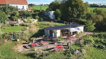 Een landelijk gelegen pand met een woonhuis, terras en tuin.