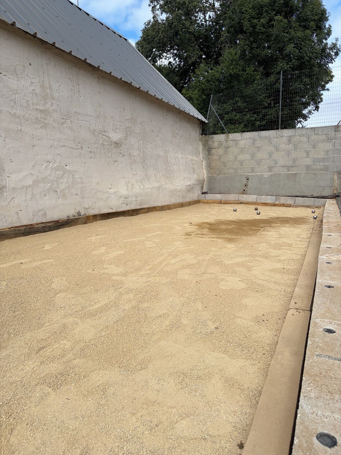 Eine Dachterrasse mit Betonboden und Metalldeckung.