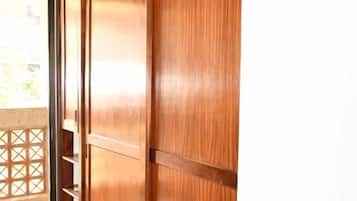 Una puerta corredera de madera que da a un balcón con celosía.