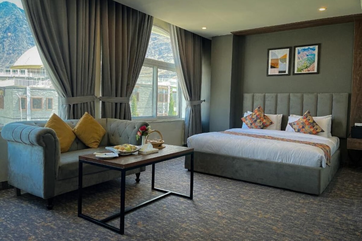 Executive Studio Suite, Mountain View | Desk, WiFi