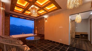 Myst Room with Jacuzzi and Balcony | Phòng tắm