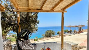 Outdoor dining - White & black Suites – Suite Five (Σίφνος)