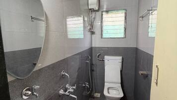 Un baño con inodoro, ducha y lavabo.