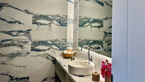 Bathroom - White & black Suites – Suite Five (Platis Yialos Sifnos)