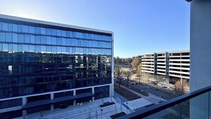 En moderne bygning med glasfacade og en parkeringskælder i baggrunden.