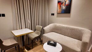 Suite – junior, byutsikt | Oppholdsområde