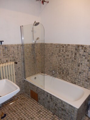 Unclassified image, 5 of 21, button - appartement du Marquis (2eme étage) (Brenthonne)
