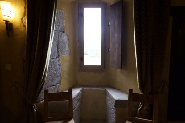Fenêtre de chambre avec volet intérieur et rideaux