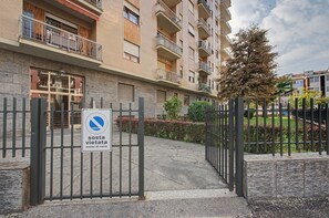 A gated entrance to a residential building with a no parking sign. - Casa Simone Apartment near Inalpi Arena, Wi-Fi and Air Conditioning (Torino)