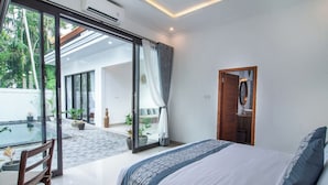 A modern bedroom with a large bed, a glass door leading to a balcony, and a view of a pool. - Ramasita Villa by Bali Sukha (Ubud)