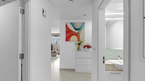 Bathroom - Spacious 2Bedroom+ Maid room with Burj Khalifa View (دبي)