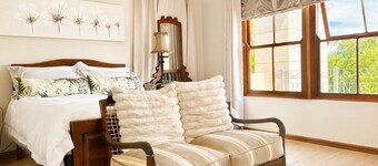 Tuscany Haus in Luxury Estate / 3 Bedroom Villa with Private Pool / Sleep +6