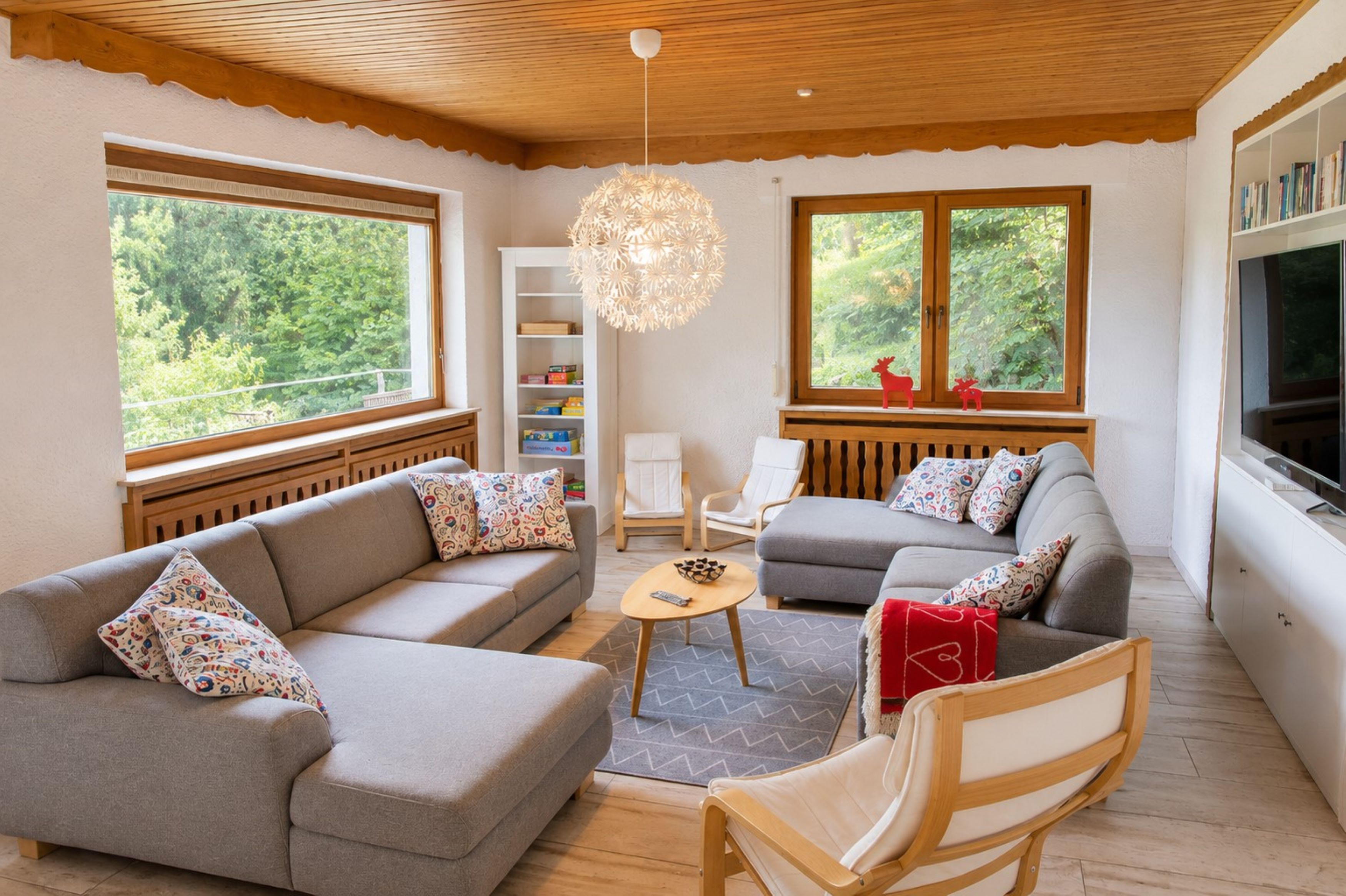 Fernseher, Kamin, Tischfußball, Tischtennisplatte
