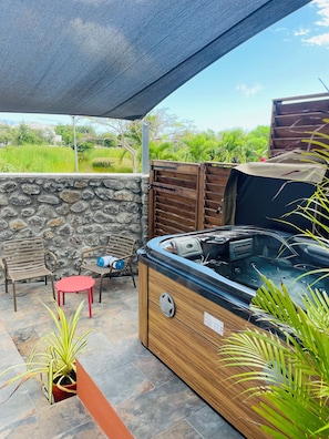 Terrace/patio - Studio cosy à 150 m du lagon - spa privatif (L'Étang-Salé)