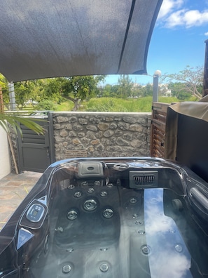 Outdoor spa tub - Studio cosy à 150 m du lagon - spa privatif (L'Étang-Salé)