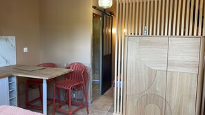 Dining - Studio cosy à 150 m du lagon - spa privatif (L'Étang-Salé)