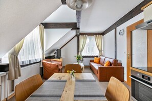 Een moderne loft met een zithoek, eethoek en keuken.