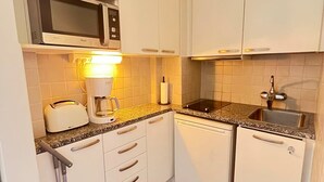 Private kitchen - Bright Design District Studio in Helsinki (Helsinki)