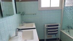 Unclassified image, 5 of 19, button - Large Family Home with Balcony, Garden & Lake Access near Périgord (Sauvagnac)