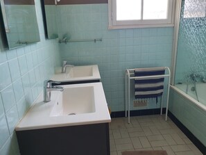 Bathroom - Large Family Home with Balcony, Garden & Lake Access near Périgord (Sauvagnac)