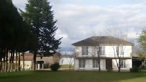 Unclassified image, 3 of 19, button - Large Family Home with Balcony, Garden & Lake Access near Périgord (Sauvagnac)