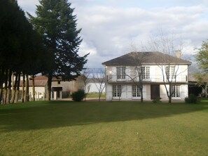Exterior - Large Family Home with Balcony, Garden & Lake Access near Périgord (Sauvagnac)