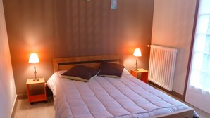 Unclassified image, 4 of 19, button - Large Family Home with Balcony, Garden & Lake Access near Périgord (Sauvagnac)