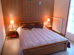 Room - Large Family Home with Balcony, Garden & Lake Access near Périgord (Sauvagnac)