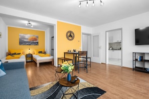 Un apartament modern amb saló, zona de menjador i cuina.