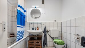 Bathroom - Apartment 'Sun Design' with Balcony and Wi-Fi (Wuppertal)