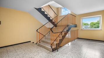 Una escalera de diseño moderno que conduce a un piso superior.