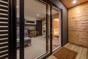 Ein modernes Interieur mit einer Schiebeglasdoor zu einer Küche und einem Wohnbereich.