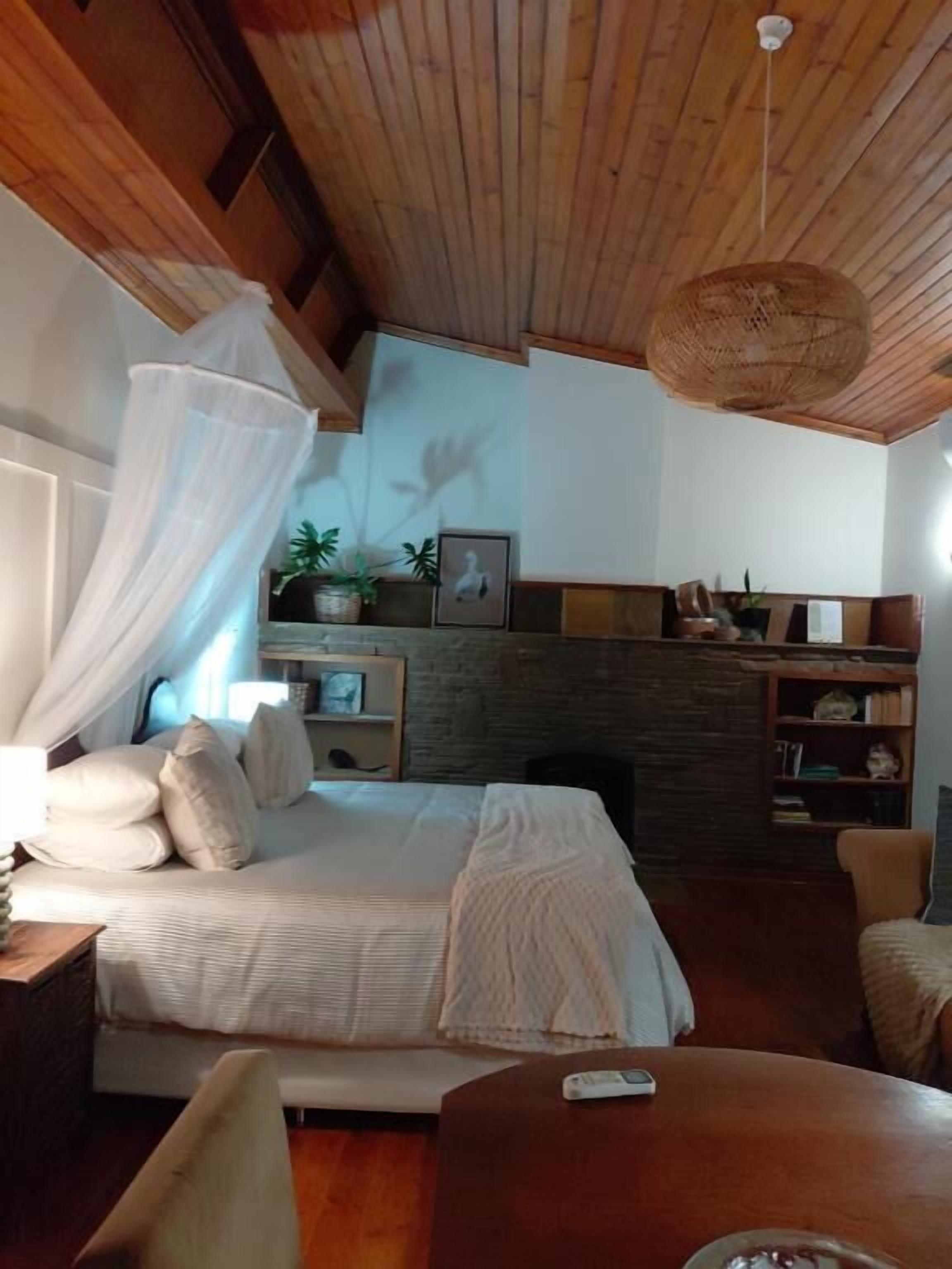 Habitació Deluxe, pati, vistes al jardí | Caixa forta a l'habitació, planxa i posts de planxar i wifi gratuïta 