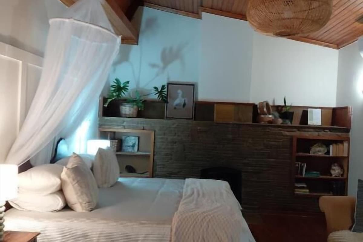 Habitación Deluxe, patio, vista al jardín | Caja de seguridad en la habitación y escritorio 