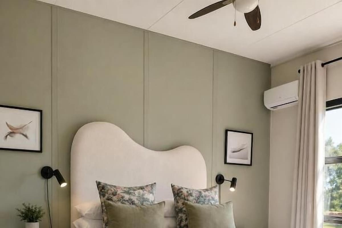 Habitación doble Deluxe, patio, vista parcial al lago | Caja de seguridad en la habitación y escritorio 