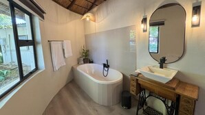 Classic-Doppelzimmer, Terrasse, Gartenblick | Badezimmer