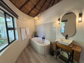 Habitación doble clásica, patio, vista al jardín | Baño | Secadora de cabello, toallas, jabón, shampoo 
