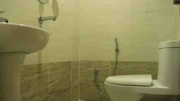 Ein Badezimmer mit Waschbecken, Toilette und Dusche.