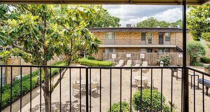 Private 1-bedroom condo with AC in vibrant Dallas Pool Wifi Washer& Dryer