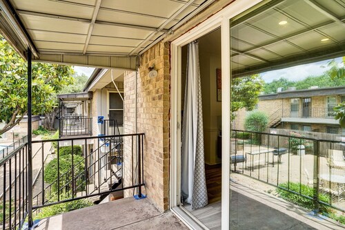 Private 1-bedroom condo with AC in vibrant Dallas Pool Wifi Washer& Dryer