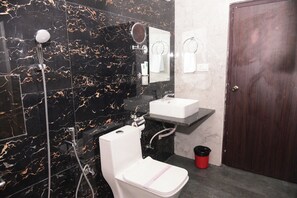 Deluxe Double Room | Bathroom - Hotel Larmika (Kohora)