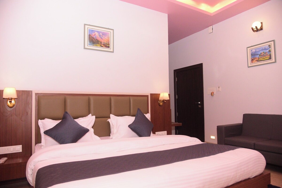 Deluxe Double Room | Laptop workspace
