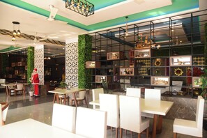Dining - Hotel Larmika (Kohora)