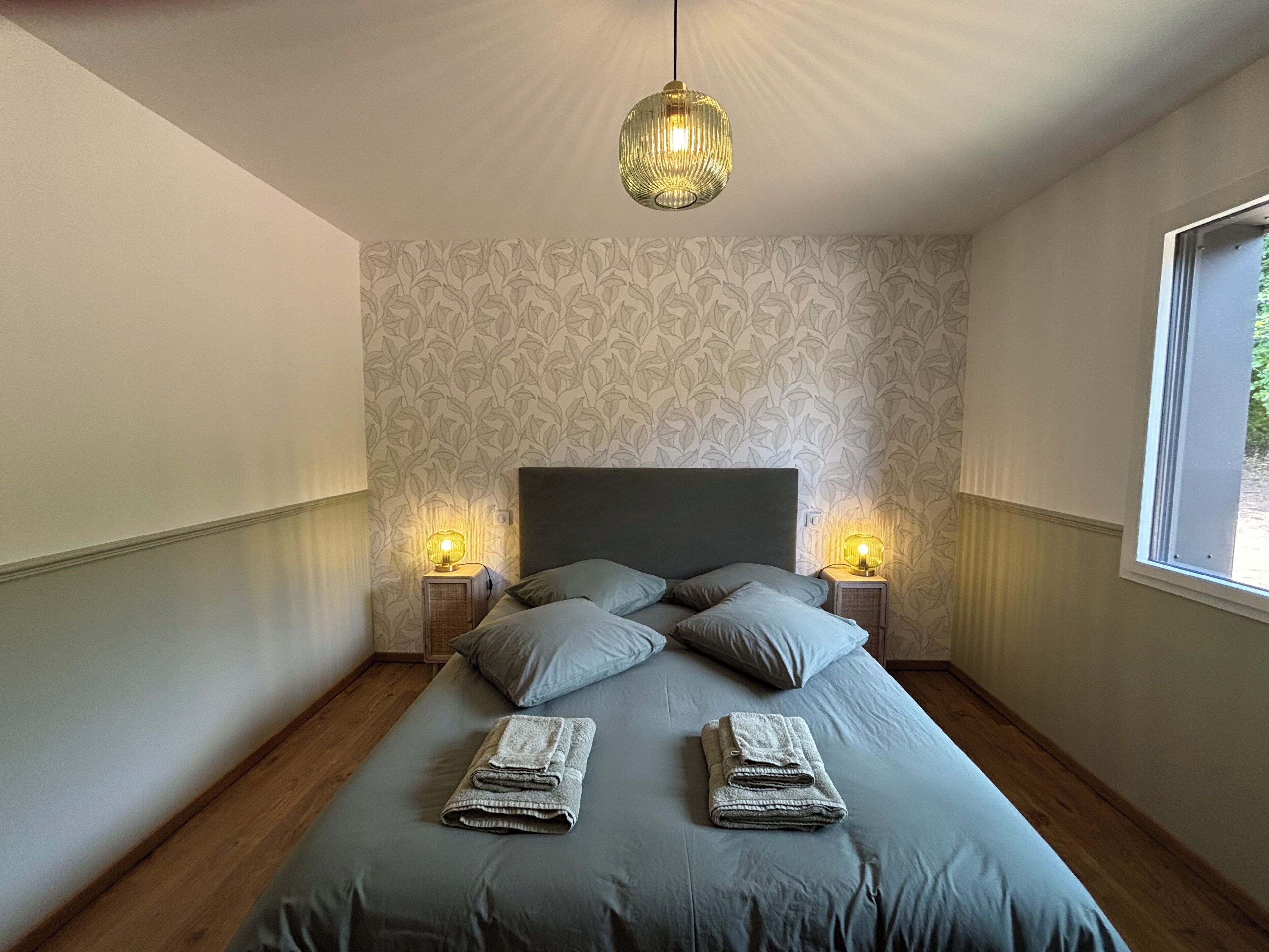 Tabla de planchar con plancha, wifi, ropa de cama