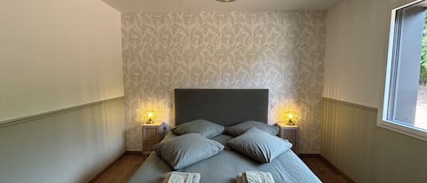 Silitysrauta/-lauta, Wi-Fi, vuodevaatteet